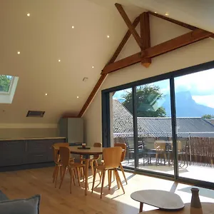 https://gite-clair-spacieux-et-cosy-avec-vue-sur-le-massif-de.hotels-rhonealpes.com